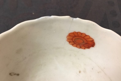 Een set van 5 Chinese famille rose koppen en 3 schotels met decor van tabaksbladeren, Qianlong, 18e eeuw