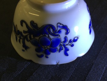 A set of 8 Chinese overglaze blue and gilt cups and saucers, Yongzheng, 1723-1735