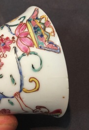 Een Chinese famille rose kop en schotel met gevleugelde putti, Yongzheng/Qianlong, 18e eeuw