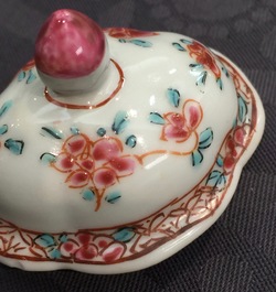 Un ensemble de 3 aigui&egrave;res sur pr&eacute;sentoir en porcelaine de Chine famille rose, Yongzheng, 1723-1735