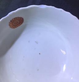 Een set van 8 grote Chinese famille rose koppen en 6 schotels met decor van tabaksbladeren, Qianlong, 18e eeuw