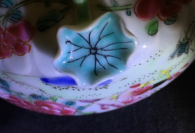 Een Chinese famille rose theepot met hanen, Yongzheng, 1723-1735