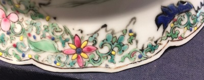 Een fijne Chinese famille rose kom met eenden, Yongzheng, 1723-1735