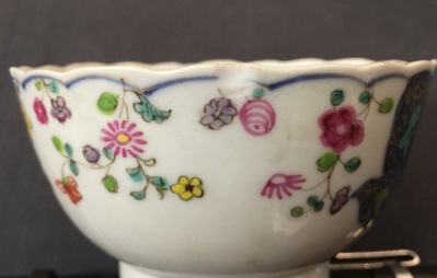 Een set van 5 Chinese famille rose koppen en 3 schotels met decor van tabaksbladeren, Qianlong, 18e eeuw