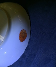 Een set van 5 Chinese famille rose koppen en 3 schotels met decor van tabaksbladeren, Qianlong, 18e eeuw