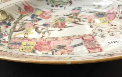 Un plat en porcelaine de Chine famille rose aux cavali&egrave;res, Yongzheng/Qianlong, 18&egrave;me