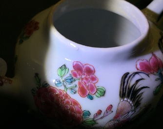 Een Chinese famille rose theepot met hanen, Yongzheng, 1723-1735