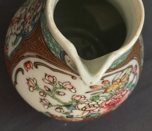 Une partie d'une service &agrave; th&eacute; en porcelaine de Chine famille rose et dor&eacute;, Yongzheng, 1723-1735