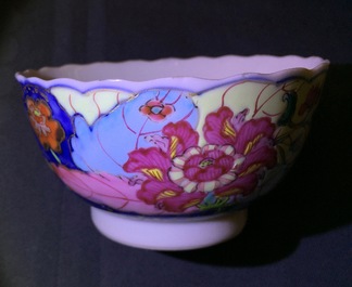 Een set van 5 Chinese famille rose koppen en 3 schotels met decor van tabaksbladeren, Qianlong, 18e eeuw