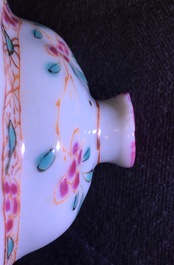 Un ensemble de 3 aigui&egrave;res sur pr&eacute;sentoir en porcelaine de Chine famille rose, Yongzheng, 1723-1735