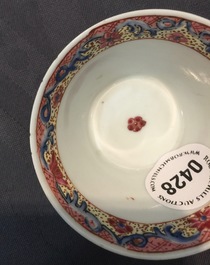 Een Chinese famille rose kop en schotel met gevleugelde putti, Yongzheng/Qianlong, 18e eeuw