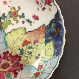 Een set van 8 grote Chinese famille rose koppen en 6 schotels met decor van tabaksbladeren, Qianlong, 18e eeuw