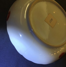 Een set van 5 Chinese famille rose koppen en 3 schotels met decor van tabaksbladeren, Qianlong, 18e eeuw