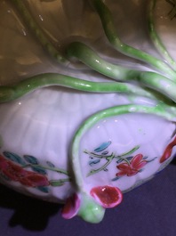 Een Chinese famille rose theepot met hanen, Yongzheng, 1723-1735