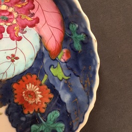 Een set van 8 grote Chinese famille rose koppen en 6 schotels met decor van tabaksbladeren, Qianlong, 18e eeuw