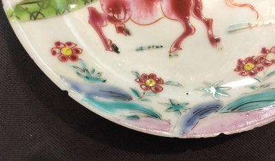 Een paar Chinese famille rose koppen en schotels met paarden, Yongzheng, 1723-1735