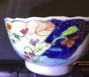 Een set van 5 Chinese famille rose koppen en 3 schotels met decor van tabaksbladeren, Qianlong, 18e eeuw