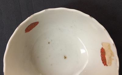 Een set van 5 Chinese famille rose koppen en 3 schotels met decor van tabaksbladeren, Qianlong, 18e eeuw