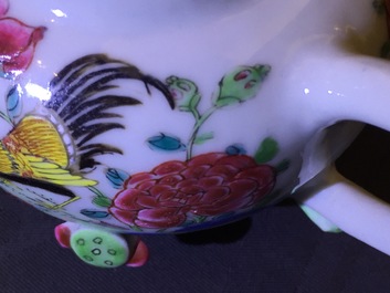 Een Chinese famille rose theepot met hanen, Yongzheng, 1723-1735