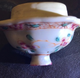 Un ensemble de 3 aigui&egrave;res sur pr&eacute;sentoir en porcelaine de Chine famille rose, Yongzheng, 1723-1735
