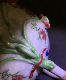 Een Chinese famille rose theepot met hanen, Yongzheng, 1723-1735