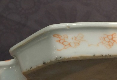Un ensemble de 3 aigui&egrave;res sur pr&eacute;sentoir en porcelaine de Chine famille rose, Yongzheng, 1723-1735