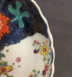 Een set van 8 grote Chinese famille rose koppen en 6 schotels met decor van tabaksbladeren, Qianlong, 18e eeuw