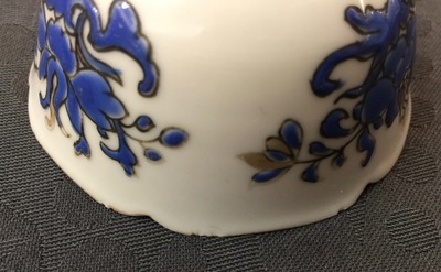 A set of 8 Chinese overglaze blue and gilt cups and saucers, Yongzheng, 1723-1735
