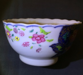 Een set van 5 Chinese famille rose koppen en 3 schotels met decor van tabaksbladeren, Qianlong, 18e eeuw