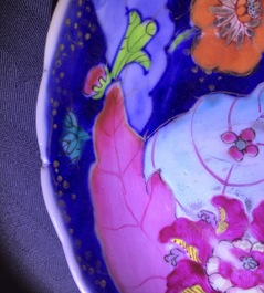 Een set van 5 Chinese famille rose koppen en 3 schotels met decor van tabaksbladeren, Qianlong, 18e eeuw