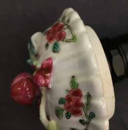 Een Chinese famille rose theepot met hanen, Yongzheng, 1723-1735