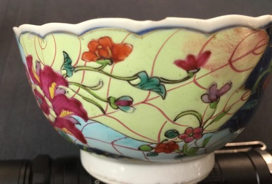 Een set van 5 Chinese famille rose koppen en 3 schotels met decor van tabaksbladeren, Qianlong, 18e eeuw
