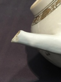 Een fijne Chinese theepot met deksel met grisaille en verguld landschapsdecor, Yongzheng/Qianlong
