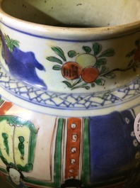 Een Chinese wucai dekselvaas, Transitie periode, 1620-1683
