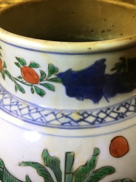 Een Chinese wucai dekselvaas, Transitie periode, 1620-1683