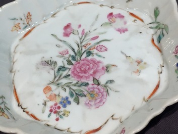 A Chinese famille rose teapot and cover on stand, Qianlong, 18th C.