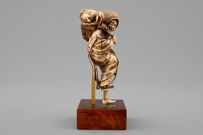 Un okimono en ivoire d'une dame aux chiens, Japon, Meiji, 19&egrave;me