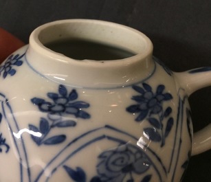Une paire de th&eacute;i&egrave;res en porcelaine de Chine bleu et blanc, Kangxi