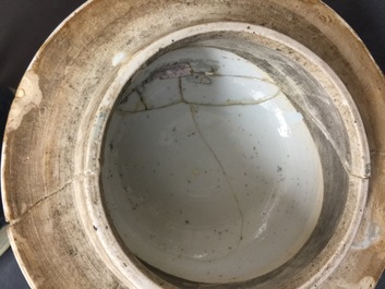 Een Chinese wucai dekselvaas, Transitie periode, 1620-1683