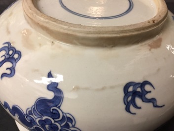 Een Chinese blauw-witte wierookbrander met vechtende draken, Kangxi