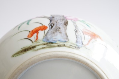 A Chinese tianqiuping bottle vase with 9-peaches design, 19/20th C.1
