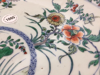 Een grote Chinese doucai schotel met floraal decor, Kangxi