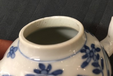 Une paire de th&eacute;i&egrave;res en porcelaine de Chine bleu et blanc, Kangxi