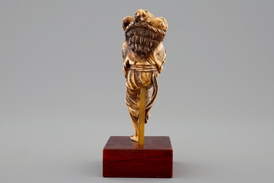 Un okimono en ivoire d'une dame aux chiens, Japon, Meiji, 19&egrave;me