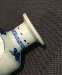 Deux vases en porcelaine tendre de Chine bleu et blanc, Kangxi