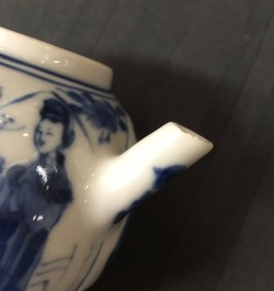 Une paire de th&eacute;i&egrave;res en porcelaine de Chine bleu et blanc, Kangxi