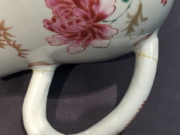 Een grote Chinese famille rose theepot, Yongzheng/Qianlong