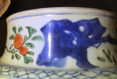 Een Chinese wucai dekselvaas, Transitie periode, 1620-1683