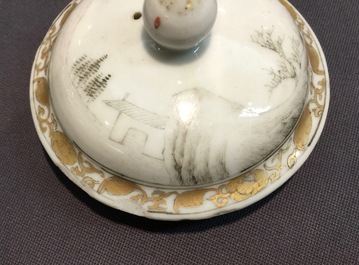 Een fijne Chinese theepot met deksel met grisaille en verguld landschapsdecor, Yongzheng/Qianlong