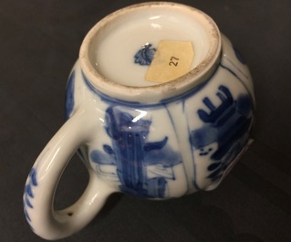 Une paire de th&eacute;i&egrave;res en porcelaine de Chine bleu et blanc, Kangxi
